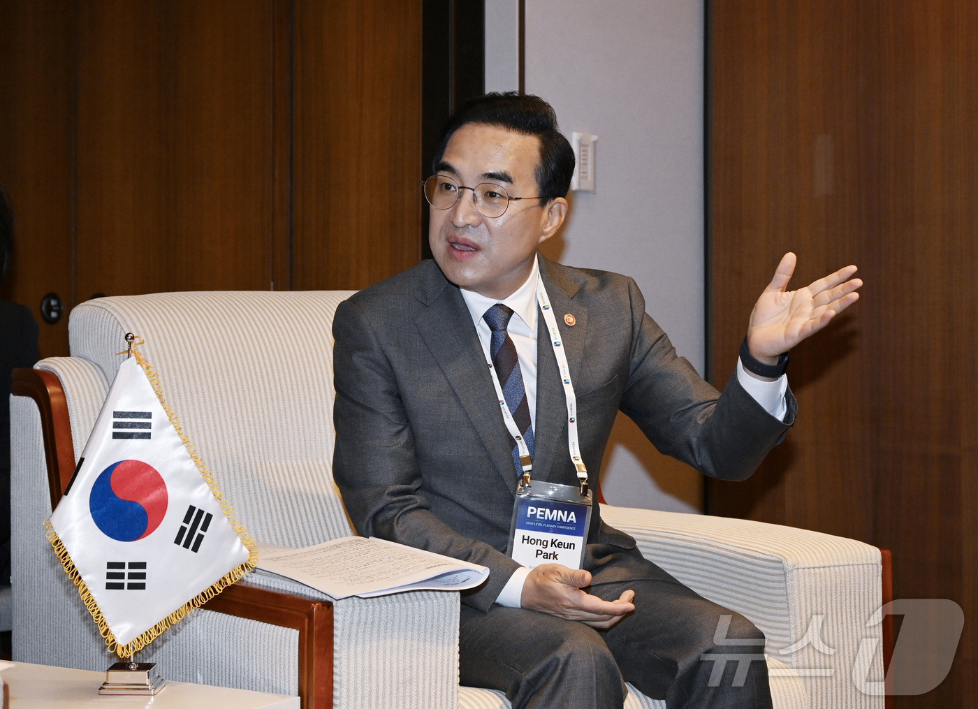 (서울=뉴스1) = 박홍근 기획예산처 장관이 31일 오전 서울 중구 신라호텔에서 롤란도 톨레도 필리핀 예산관리부 장관과 면담을 하고 있다. (기획예산처 제공. 재판매 및 DB 금지 …