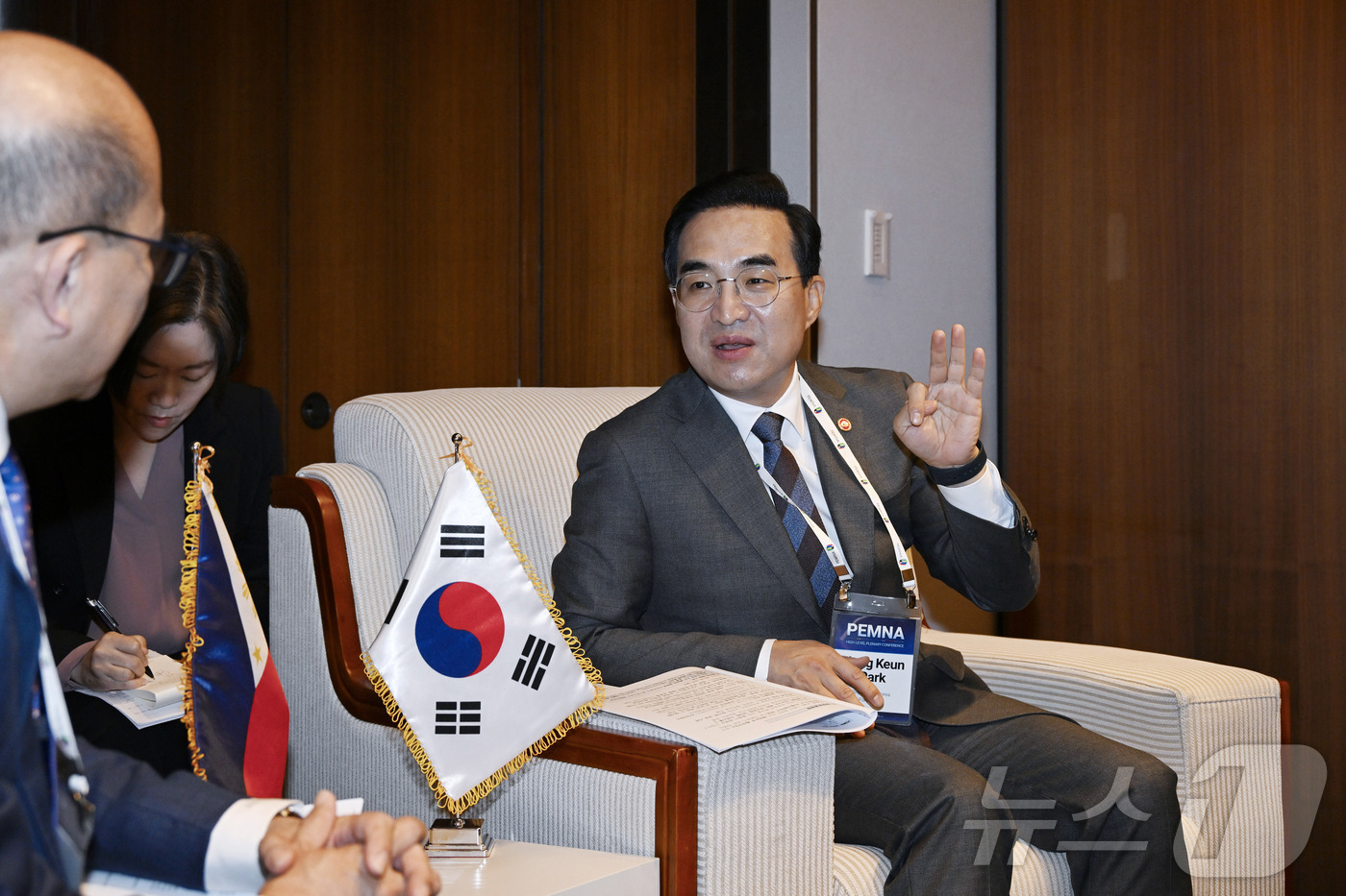 (서울=뉴스1) = 박홍근 기획예산처 장관이 31일 오전 서울 중구 신라호텔에서 롤란도 톨레도 필리핀 예산관리부 장관과 면담을 하고 있다. (기획예산처 제공. 재판매 및 DB 금지 …