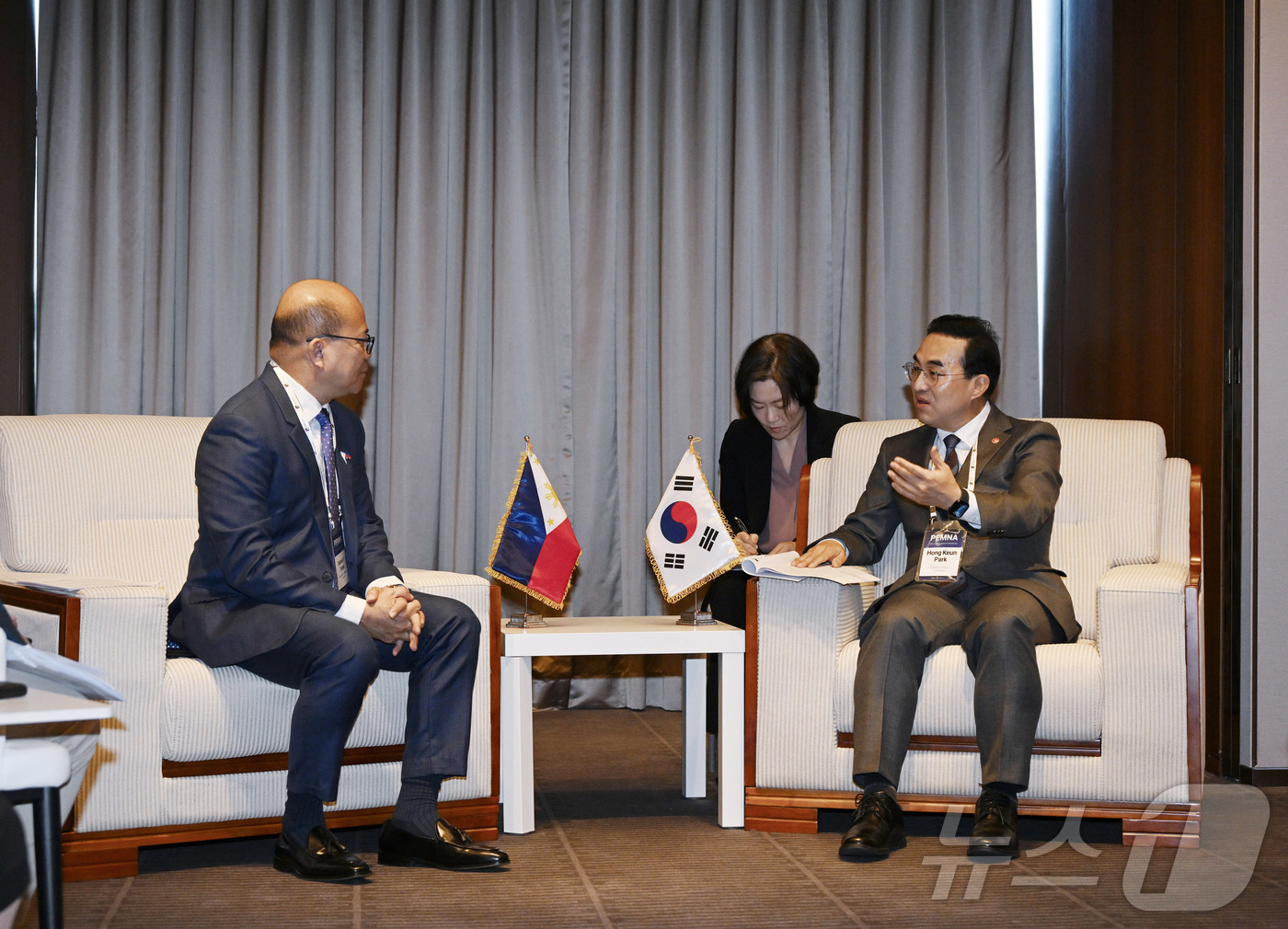 (서울=뉴스1) = 박홍근 기획예산처 장관이 31일 오전 서울 중구 신라호텔에서 롤란도 톨레도 필리핀 예산관리부 장관과 면담을 하고 있다. (기획예산처 제공. 재판매 및 DB 금지 …