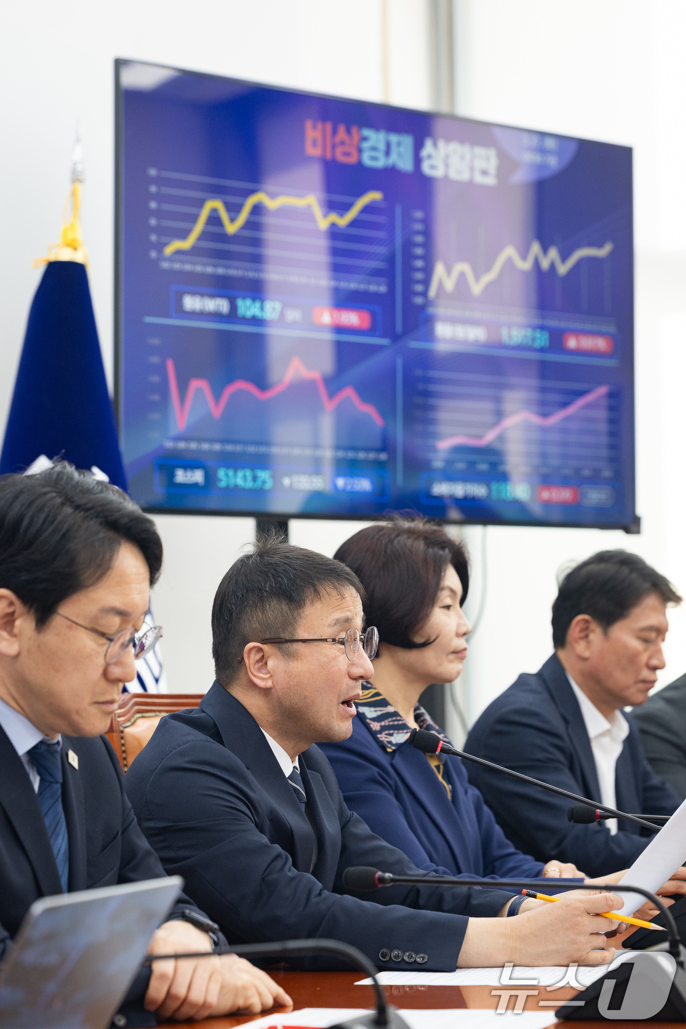 (서울=뉴스1) 유승관 기자 = 한병도 더불어민주당 원내대표가 31일 서울 여의도 국회에서 열린 원내대책회의에서 모두 발언을 하고 있다. 2026.3.31/뉴스1