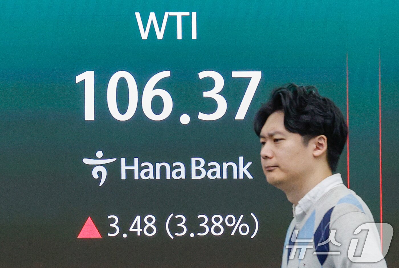 본문 이미지 - 서부텍사스산원유(WTI) 가격이 코로나 이후 처음으로 배럴당 100달러를 넘어선 31일 오전 서울 중구 하나은행 본점 딜링룸 전광판에 서부텍사스산원유(WTI) 선물 가격이 나오고 있다. 2026.3.31 ⓒ 뉴스1 안은나 기자