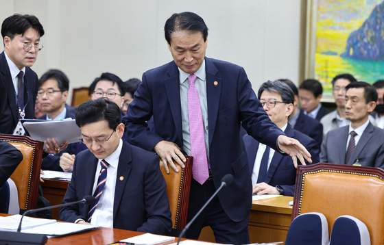 국힘 "정치중립 의무인데 김부겸과 인사"…보훈장관 "송구"