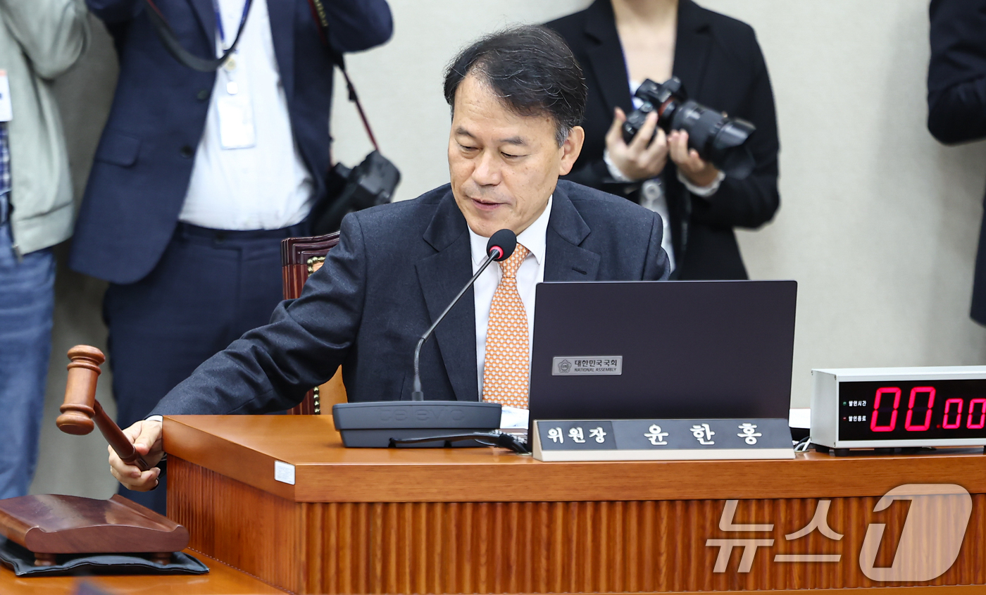 (서울=뉴스1) 김도우 기자 = 31일 서울 여의도 국회에서 열린 제433회 국회(임시회) 정무위원회 전체회의에서 윤한홍 위원장이 의사봉을 두드리고 있다. 2026.3.31/뉴스1 …