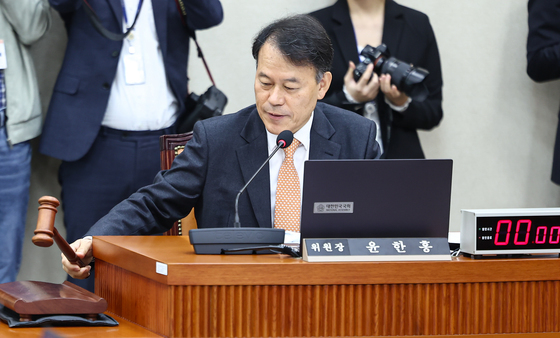 의사봉 두드리는 윤한홍 위원장