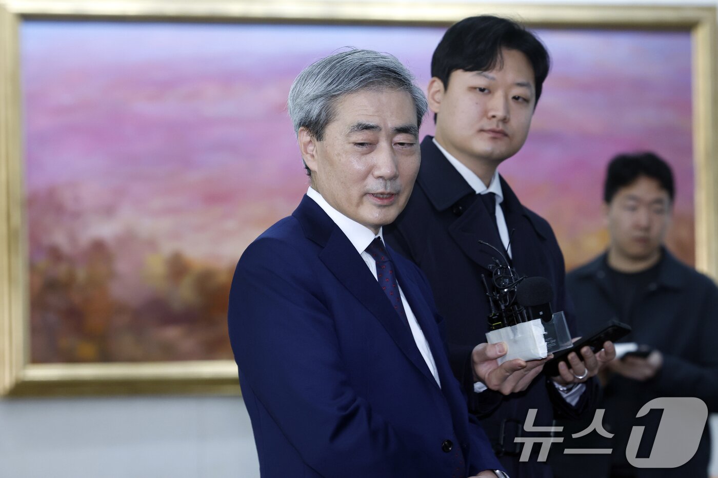 본문 이미지 - 신현송 한국은행 총재 후보자가 31일 오전 서울시 중구 세종대로 한화금융플라자에 마련된 청문회 준비 사무실로 출근하며 취재진의 질문에 답하고 있다. 2026.3.31 ⓒ 뉴스1 박정호 기자