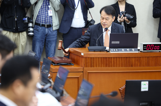 의사봉 두드리는 윤한홍 위원장