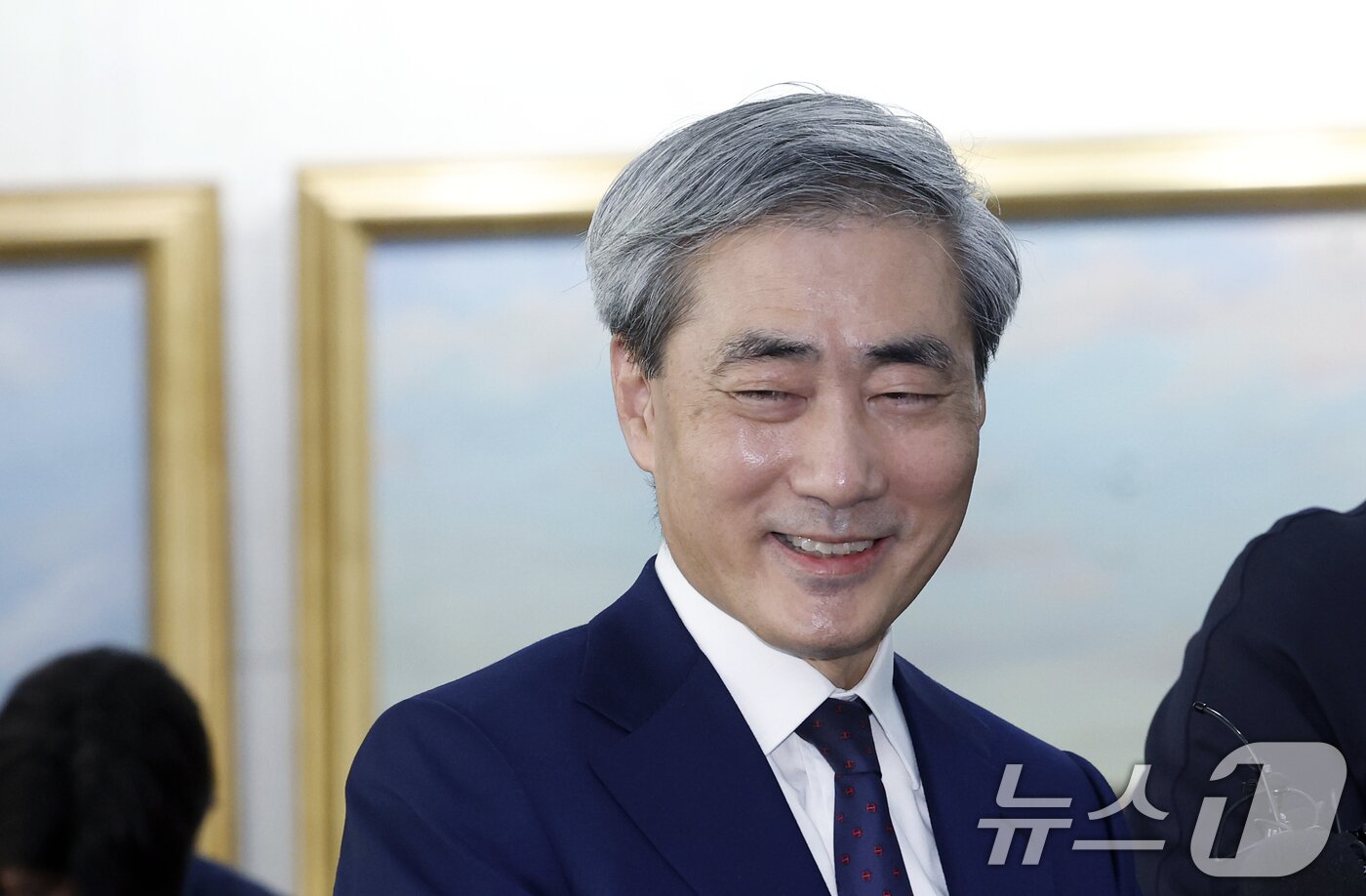 본문 이미지 - 신현송 한국은행 총재 후보자가 31일 오전 서울시 중구 세종대로 한화금융플라자에 마련된 청문회 준비 사무실로 출근하며 취재진의 질문에 답하고 있다. 2026.3.31 ⓒ 뉴스1 박정호 기자