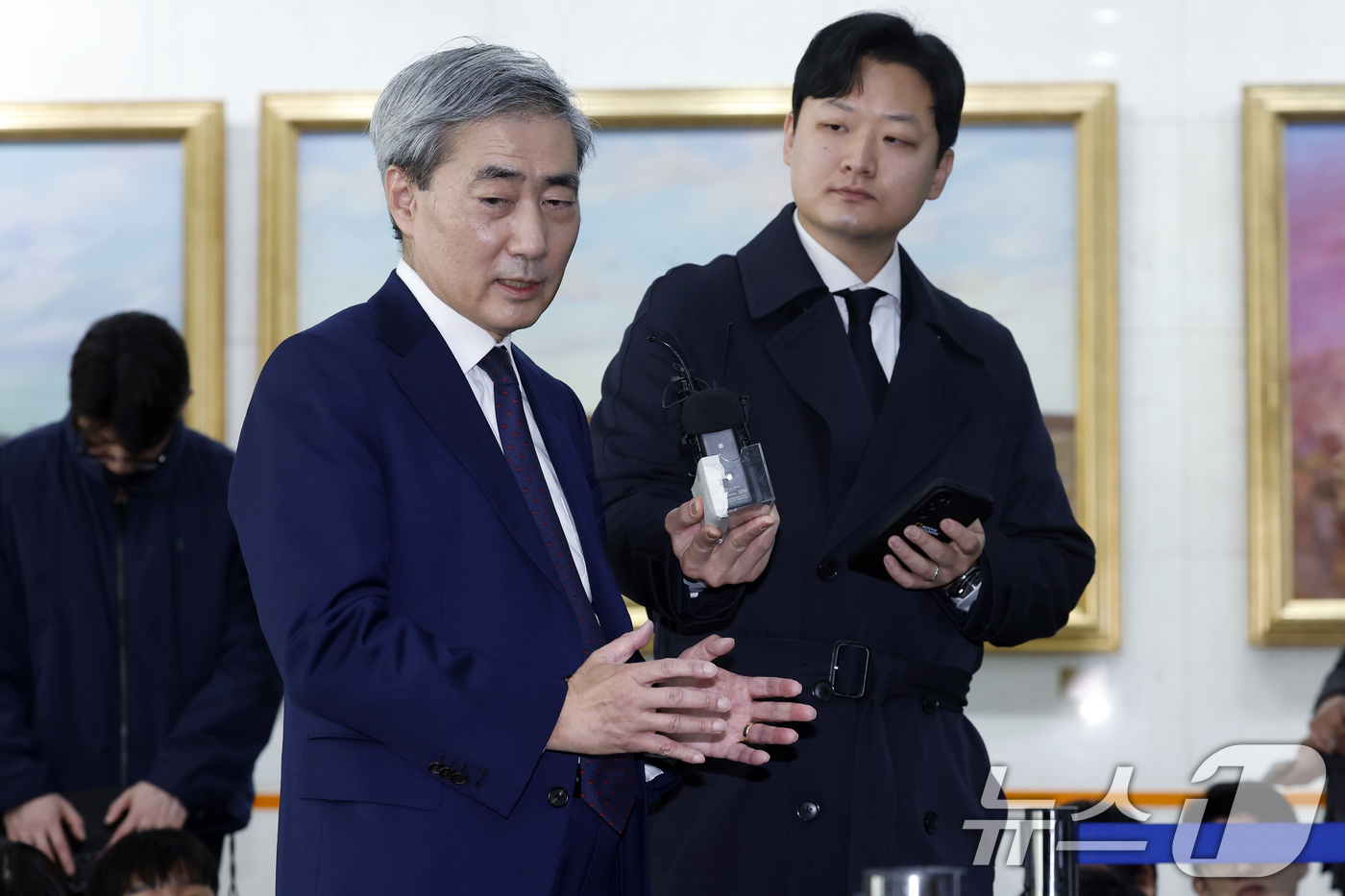 (서울=뉴스1) 박정호 기자 = 신현송 한국은행 총재 후보자가 31일 오전 서울시 중구 세종대로 한화금융플라자에 마련된 청문회 준비 사무실로 출근하며 취재진의 질문에 답하고 있다. …