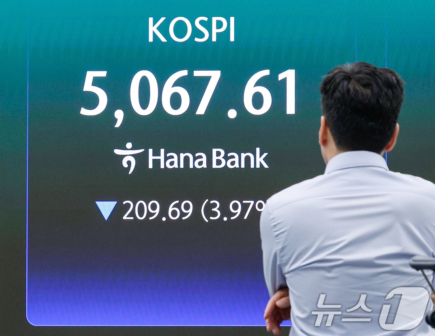 본문 이미지 - 장중 코스피가 5100선 아래로 떨어지고 달러·원 환율이 장중 1525원을 넘어선 31일 오전 서울 중구 하나은행 본점 딜링룸 전광판에 코스피, 코스닥, 환율이 나오고 있다. 2026.3.31 ⓒ 뉴스1 안은나 기자