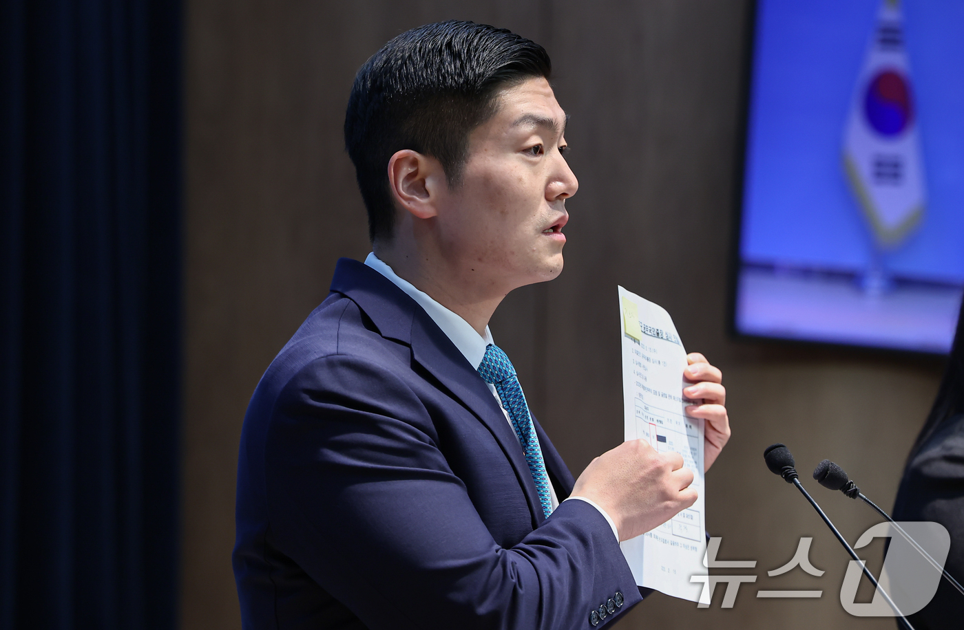 (서울=뉴스1) 김도우 기자 = 김재섭 국민의힘 의원이 31일 서울 여의도 소통관에서 정원오 더불어민주당 서울시장 예비후보 의혹 관련 기자회견을 하고 있다. 2026.3.31/뉴스 …