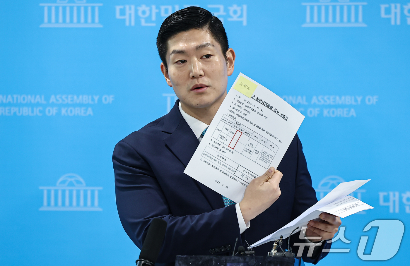 (서울=뉴스1) 김도우 기자 = 김재섭 국민의힘 의원이 31일 서울 여의도 소통관에서 정원오 더불어민주당 서울시장 예비후보 의혹 관련 기자회견을 후 백브리핑을 하고 있다. 2026 …