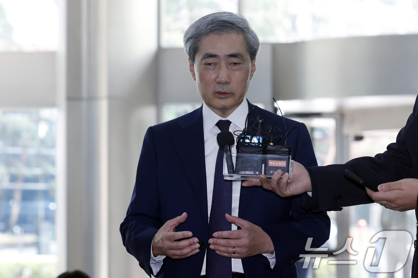 (서울=뉴스1) 박정호 기자 = 신현송 한국은행 총재 후보자가 31일 오전 서울시 중구 세종대로 한화금융플라자에 마련된 청문회 준비 사무실로 출근하며 취재진의 질문에 답하고 있다. …