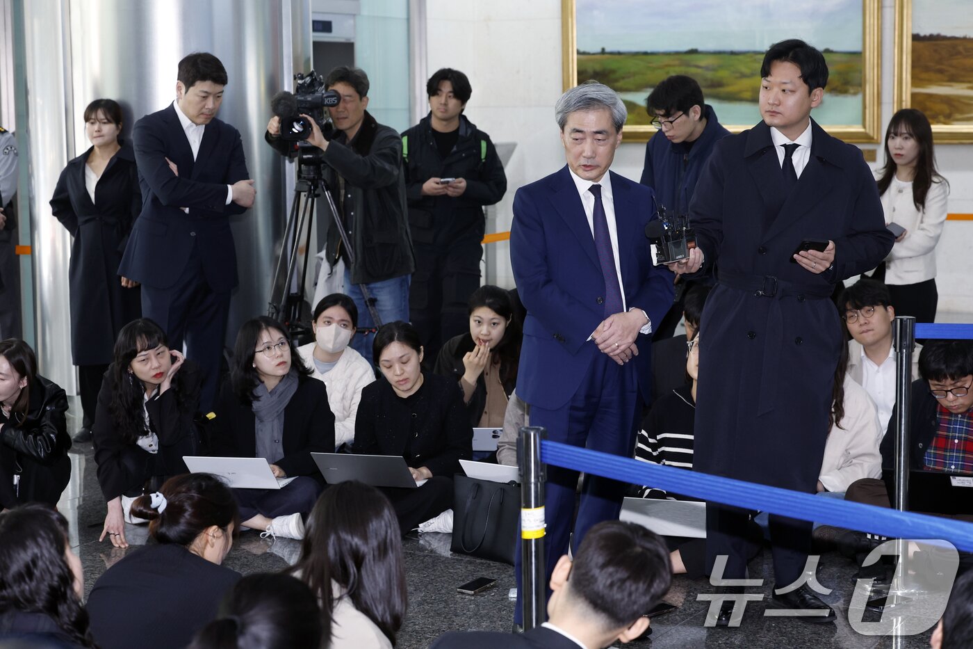 본문 이미지 - 신현송 한국은행 총재 후보자가 31일 오전 서울시 중구 세종대로 한화금융플라자에 마련된 청문회 준비 사무실로 출근하며 취재진의 질문에 답하고 있다. 2026.3.31 ⓒ 뉴스1 박정호 기자