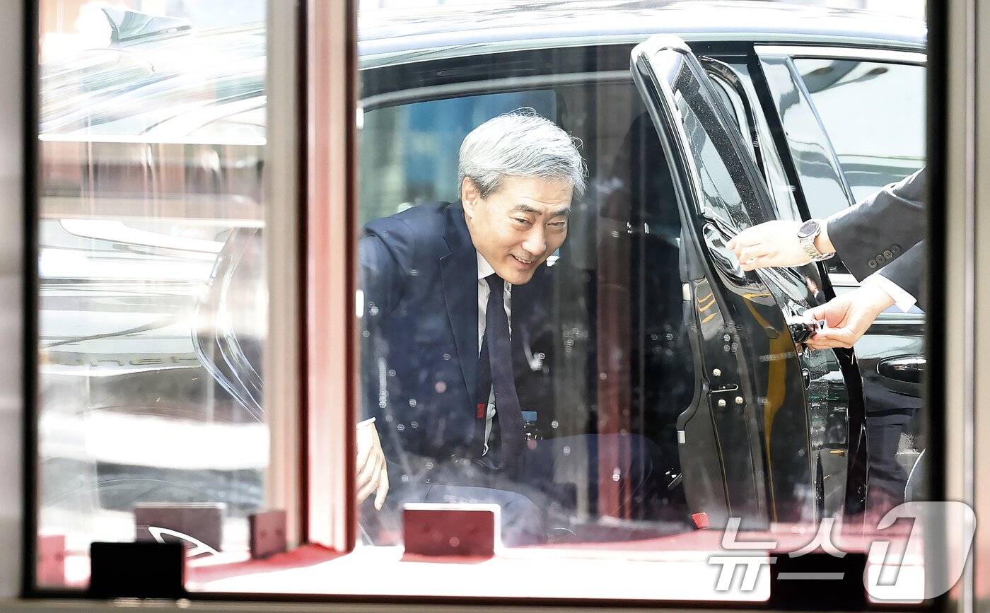 본문 이미지 - 신현송 한국은행 총재 후보자가 31일 오전 서울시 중구 세종대로 한화금융플라자에 마련된 청문회 준비 사무실로 출근하고 있다. 2026.3.31 ⓒ 뉴스1 박정호 기자