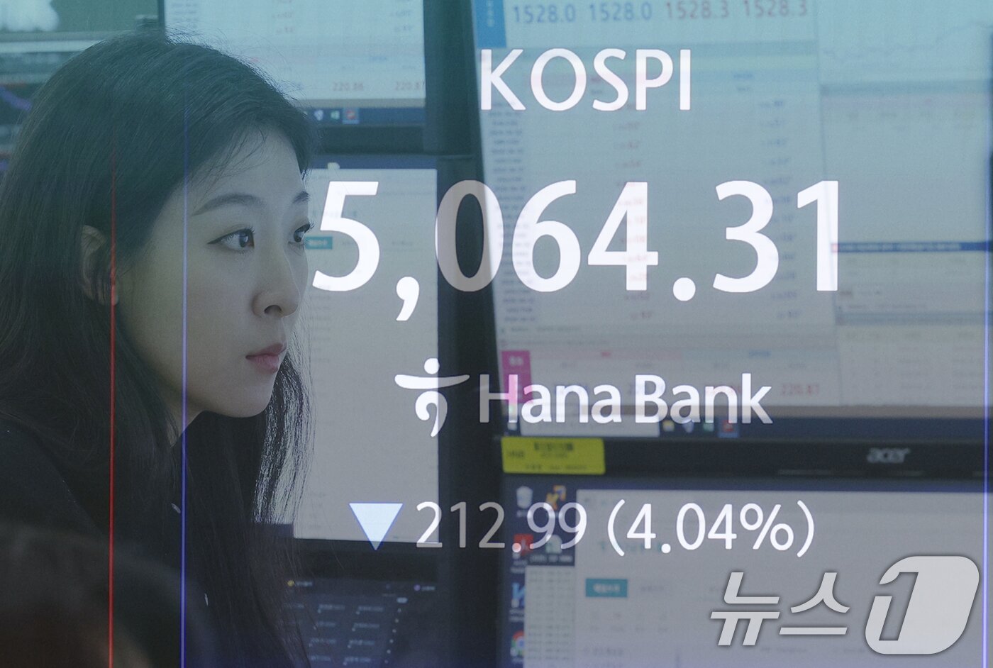 본문 이미지 - 장중 코스피가 5100선 아래로 떨어지고 달러·원 환율이 장중 1525원을 넘어선 31일 오전 서울 중구 하나은행 본점에서 딜러가 업무를 보고 있다. (다중노출) 2026.3.31 ⓒ 뉴스1 안은나 기자