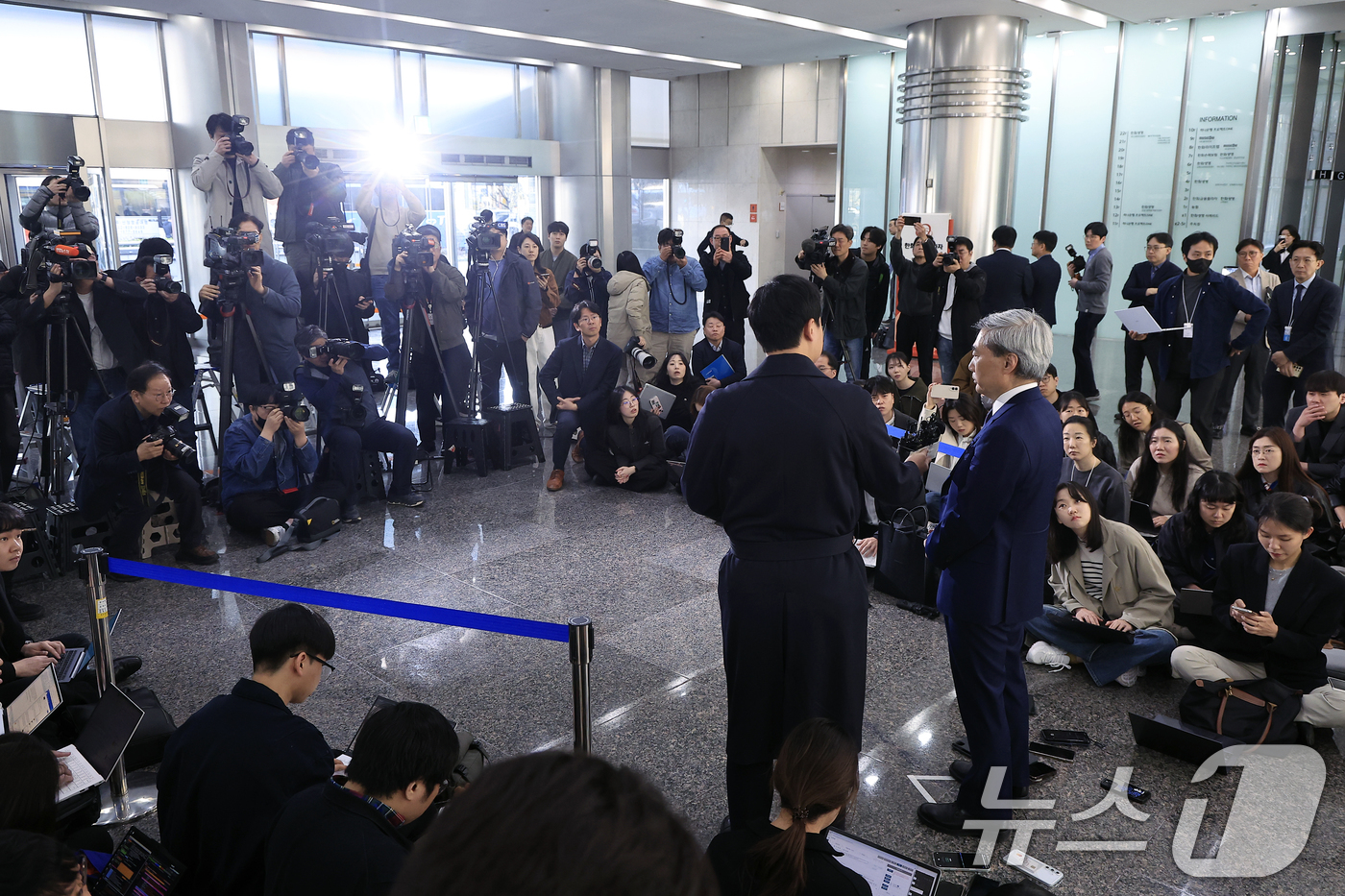 (서울=뉴스1) 박정호 기자 = 신현송 한국은행 총재 후보자가 31일 오전 서울시 중구 세종대로 한화금융플라자에 마련된 청문회 준비 사무실로 출근하며 취재진의 질문에 답하고 있다. …