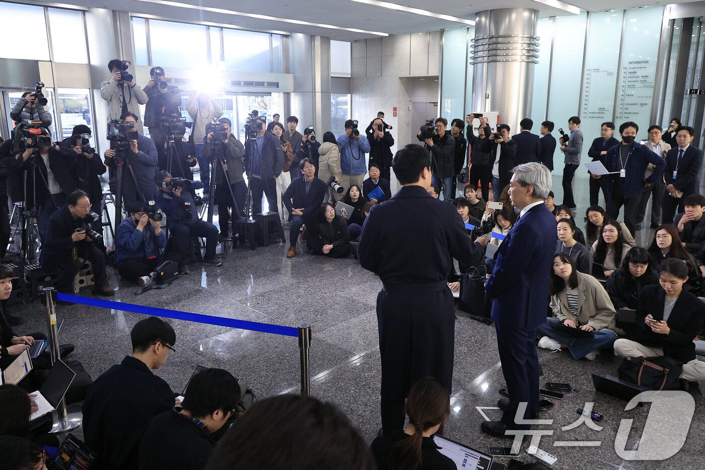 본문 이미지 - 신현송 한국은행 총재 후보자가 31일 오전 서울시 중구 세종대로 한화금융플라자에 마련된 청문회 준비 사무실로 출근하며 취재진의 질문에 답하고 있다. 2026.3.31 ⓒ 뉴스1 박정호 기자