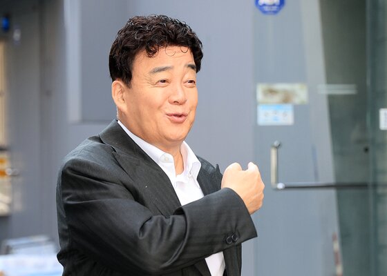 본문 이미지 - 백종원 더본코리아 대표가 31일 서울 서초구 더본코리아 창업설명회장에서 열린 제32회 정기 주주총회에 참석하고 있다. 2026.3.31 ⓒ 뉴스1 이호윤 기자