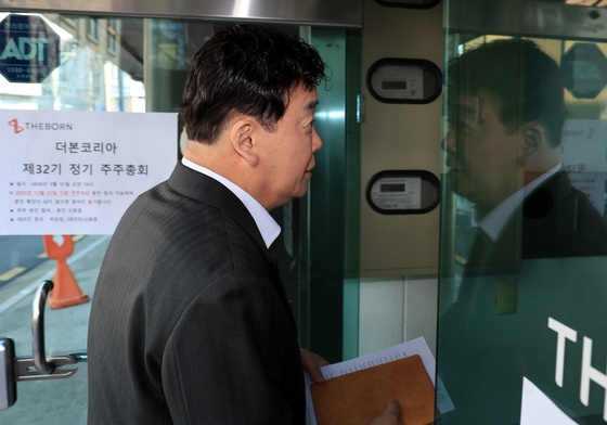 주주총회 입장하는 백종원 대표