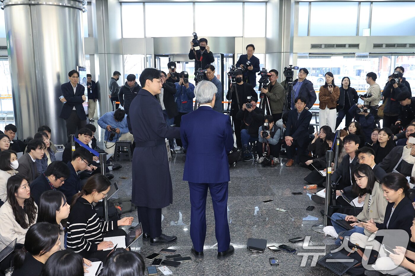본문 이미지 - 신현송 한국은행 총재 후보자가 31일 오전 서울시 중구 세종대로 한화금융플라자에 마련된 청문회 준비 사무실로 출근하며 취재진의 질문에 답하고 있다. 2026.3.31 ⓒ 뉴스1 박정호 기자
