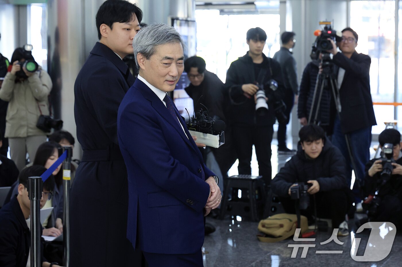 본문 이미지 - 신현송 한국은행 총재 후보자가 31일 오전 서울시 중구 세종대로 한화금융플라자에 마련된 청문회 준비 사무실로 출근하며 취재진의 질문을 받고 있다. 2026.3.31 ⓒ 뉴스1 박정호 기자