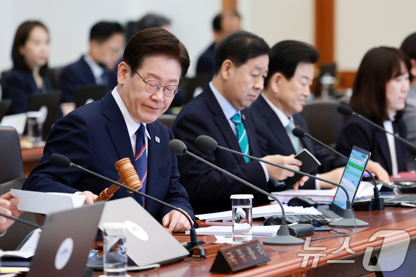 (서울=뉴스1) 허경 기자 = 이재명 대통령이 31일 청와대에서 열린 국무회의에서 의사봉을 두드리고 있다. (청와대통신사진기자단) 2026.3.31/뉴스1