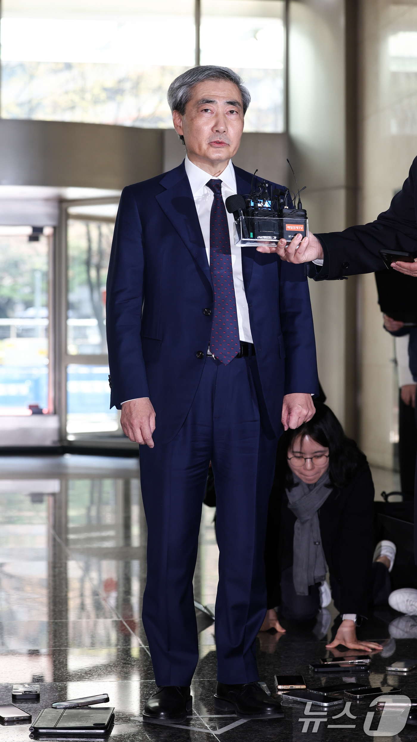 (서울=뉴스1) 임지훈 인턴기자 = 신현송 한국은행 총재 후보자가 31일 서울 중구 한화금융플라자에 마련된 인사청문회 준비 사무실로 출근하기 앞서 취재진 질문에 답변하고 있다. 2 …