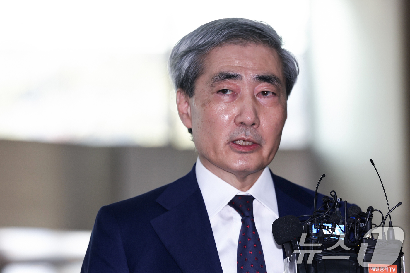 (서울=뉴스1) 임지훈 인턴기자 = 신현송 한국은행 총재 후보자가 31일 서울 중구 한화금융플라자에 마련된 인사청문회 준비 사무실로 출근하기 앞서 취재진 질문에 답변하고 있다. 2 …