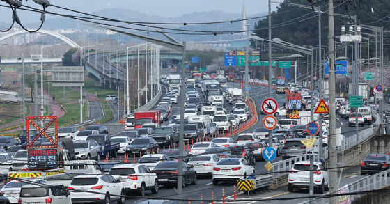 "30분 거리가 1시간20분"…대전 천변고속화도로 통제에 교통대란(종합)