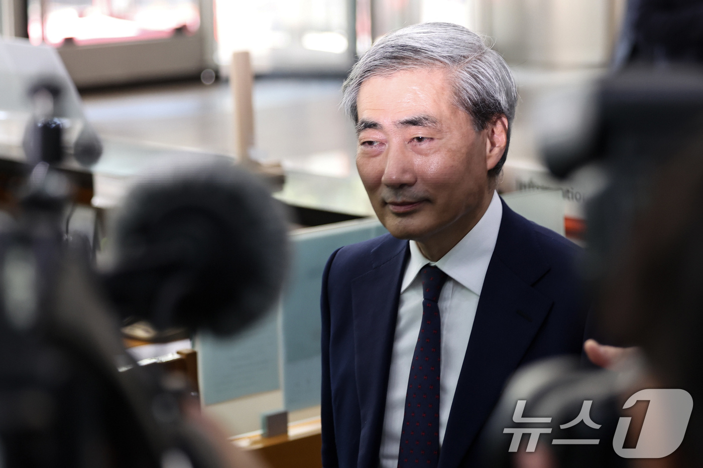 (서울=뉴스1) 임지훈 인턴기자 = 신현송 한국은행 총재 후보자가 31일 서울 중구 한화금융플라자에 마련된 인사청문회 준비 사무실로 발걸음을 옮기고 있다. 2026.3.31/뉴스1 …