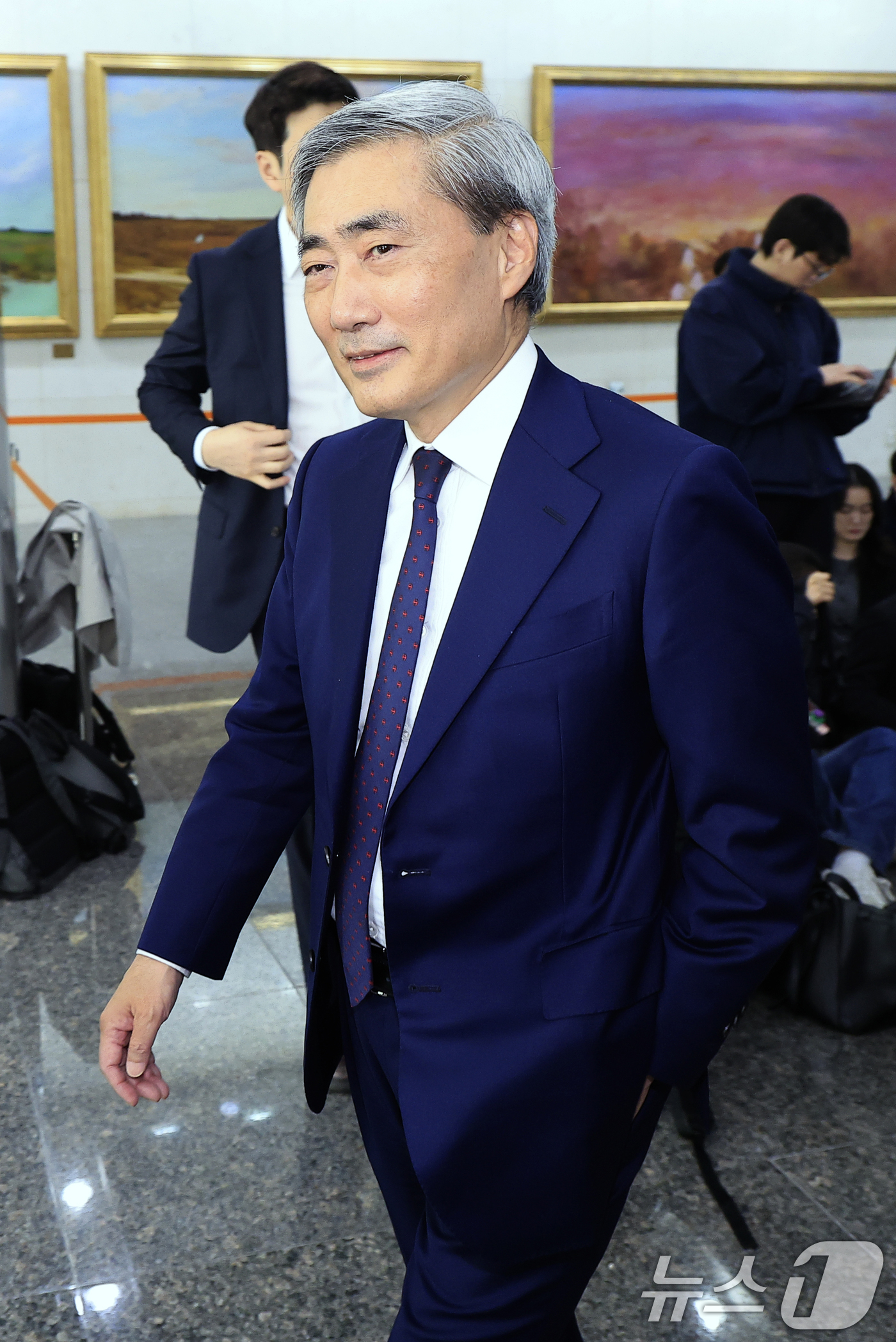 (서울=뉴스1) 박정호 기자 = 신현송 한국은행 총재 후보자가 31일 오전 서울시 중구 세종대로 한화금융플라자에 마련된 청문회 준비 사무실로 출근하며 취재진과 질의응답을 마친 뒤 …