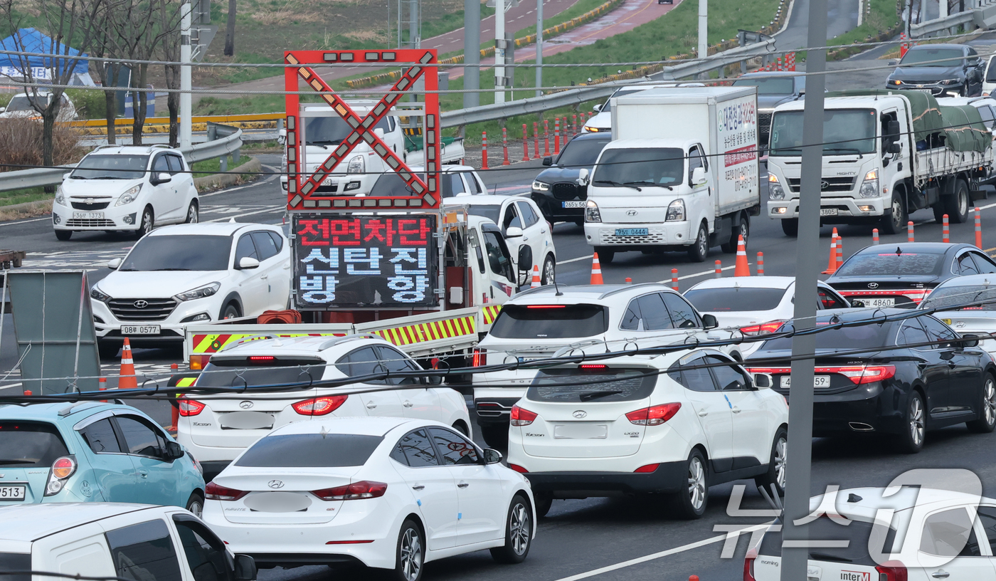 (대전=뉴스1) 김기태 기자 = 대전 천변도시고속화도로 원촌육교의 보강토 옹벽 긴급 보수·보강 공사로 차량 통행이 전면 통제된 가운데 31일 대덕구 오정동 천변도시고속화도로 진입로 …