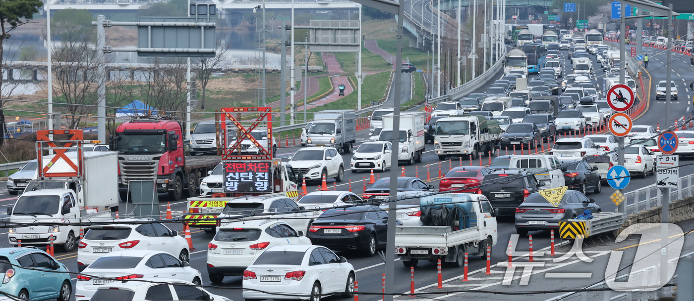 (대전=뉴스1) 김기태 기자 = 대전 천변도시고속화도로 원촌육교의 보강토 옹벽 긴급 보수·보강 공사로 차량 통행이 전면 통제된 가운데 31일 대덕구 오정동 천변도시고속화도로 진입로 …