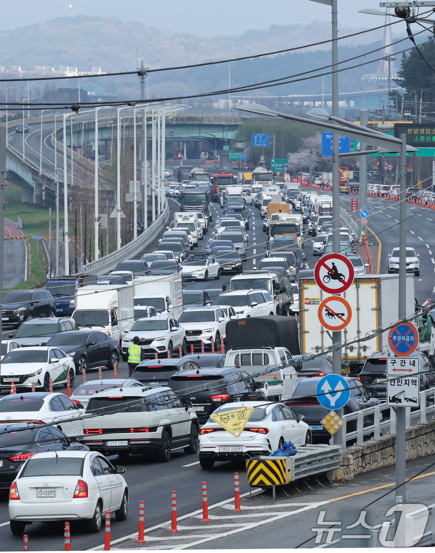 (대전=뉴스1) 김기태 기자 = 대전 천변도시고속화도로 원촌육교의 보강토 옹벽 긴급 보수·보강 공사로 차량 통행이 전면 통제된 가운데 31일 대덕구 오정동 천변도시고속화도로 진입로 …