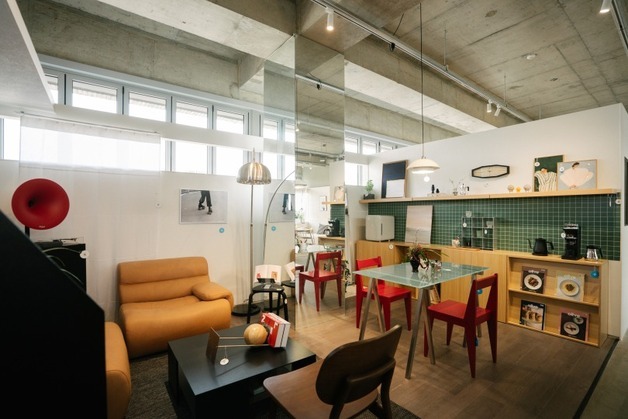 "바닥재 디자인·질감 체험"…동화자연마루·오늘의집 북촌 '맞손'