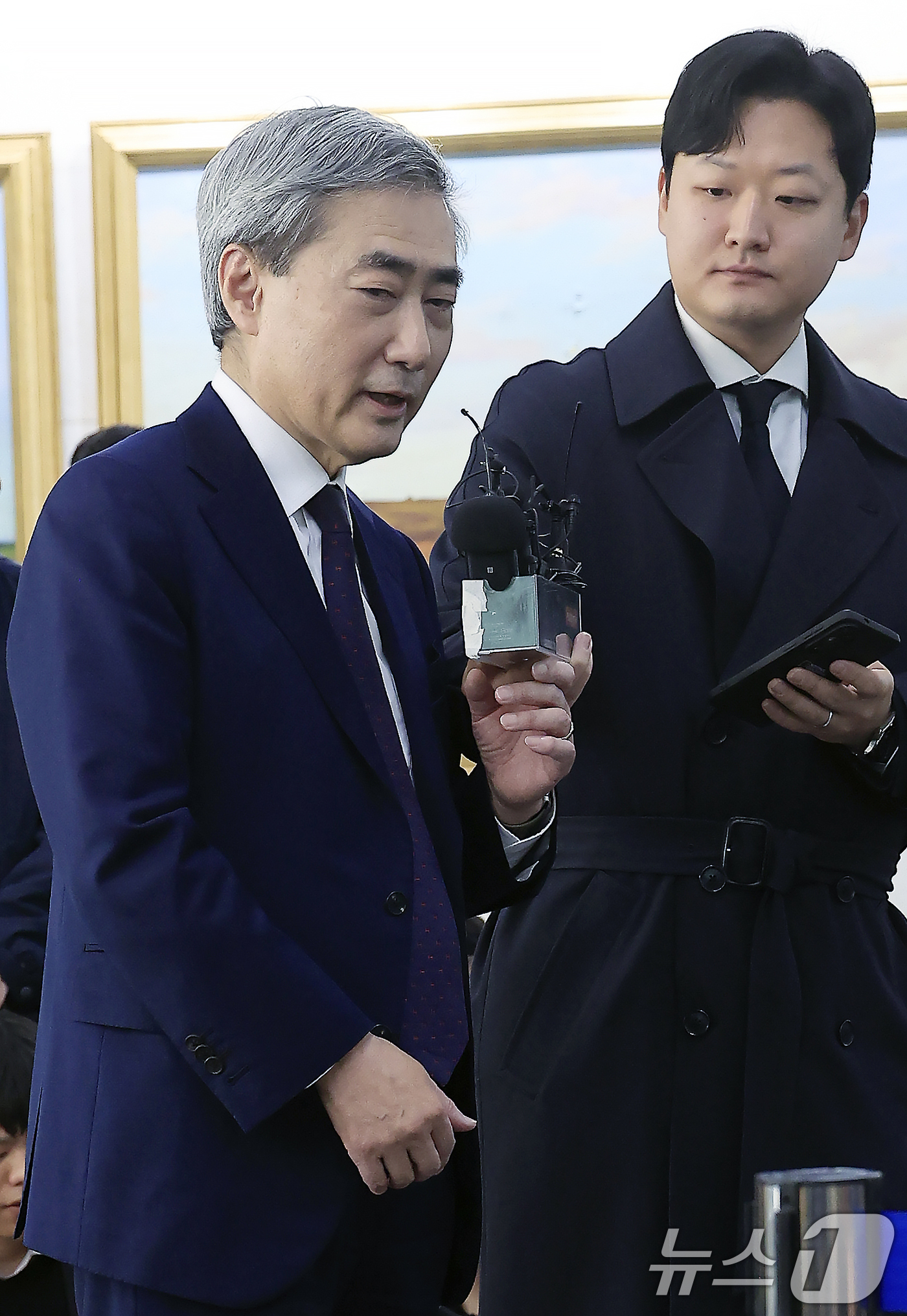 (서울=뉴스1) 박정호 기자 = 신현송 한국은행 총재 후보자가 31일 오전 서울시 중구 세종대로 한화금융플라자에 마련된 청문회 준비 사무실로 출근하며 취재진의 질문에 답하고 있다. …