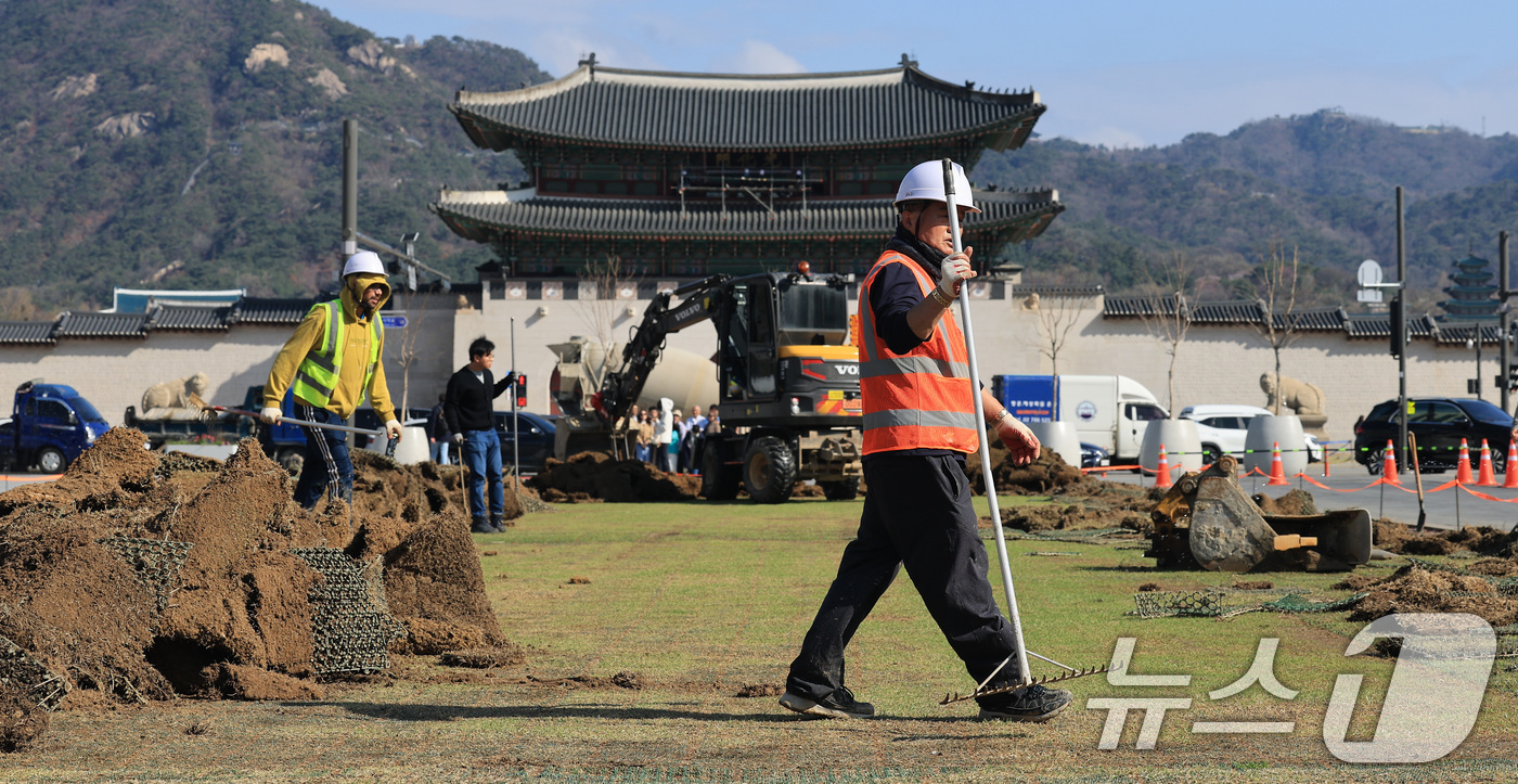 (서울=뉴스1) 임세영 기자 = 31일 서울 종로구 광화문광장에서 작업자들이 잔디를 교체하고 있다.이번 잔디 교체는 봄맞이 겸 지난 21일 방탄소년단(BTS) 광화문광장 'BTS …