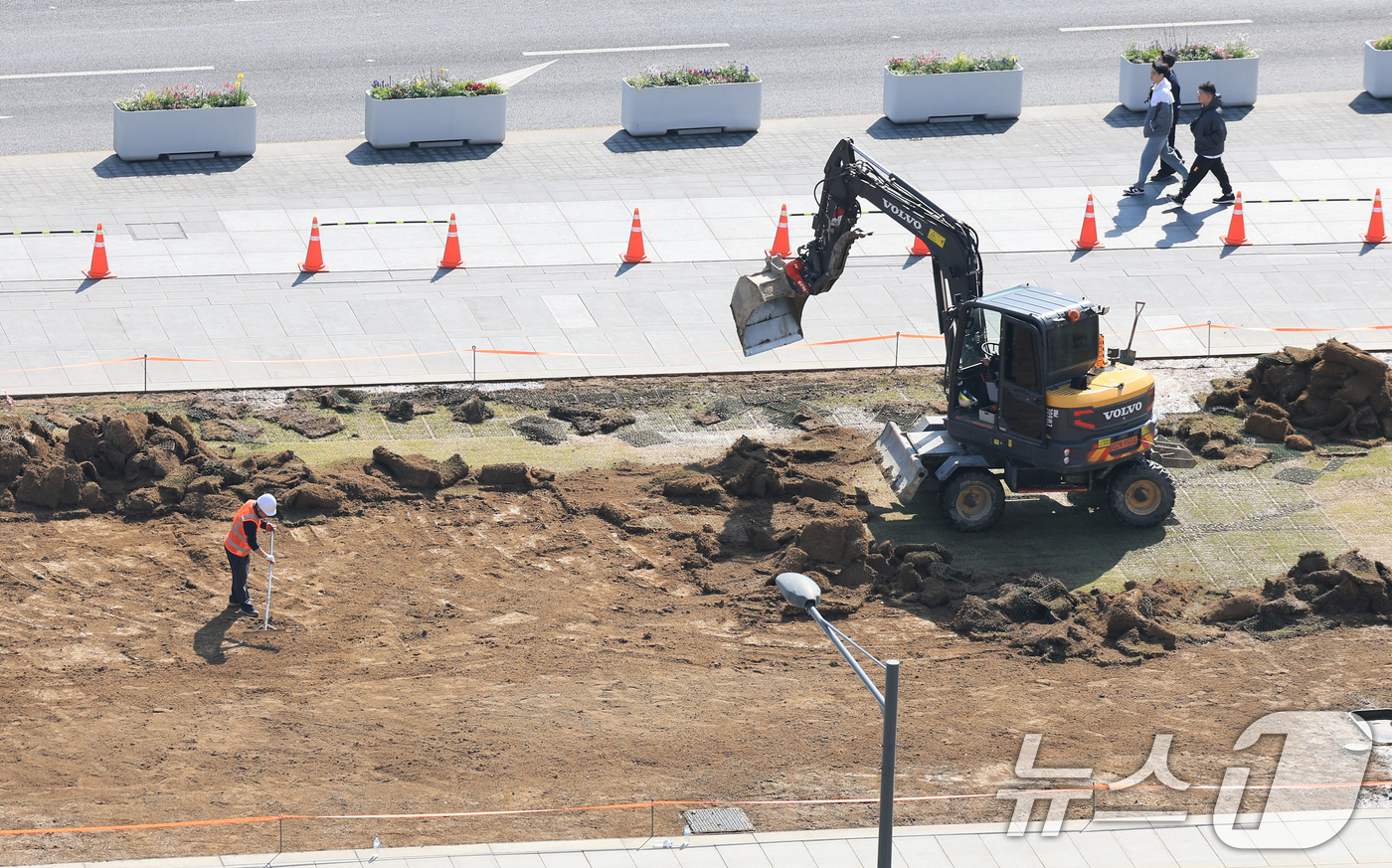 (서울=뉴스1) 임세영 기자 = 31일 서울 종로구 광화문광장에서 작업자들이 잔디를 교체하고 있다.이번 잔디 교체는 봄맞이 겸 지난 21일 방탄소년단(BTS) 광화문광장 'BTS …