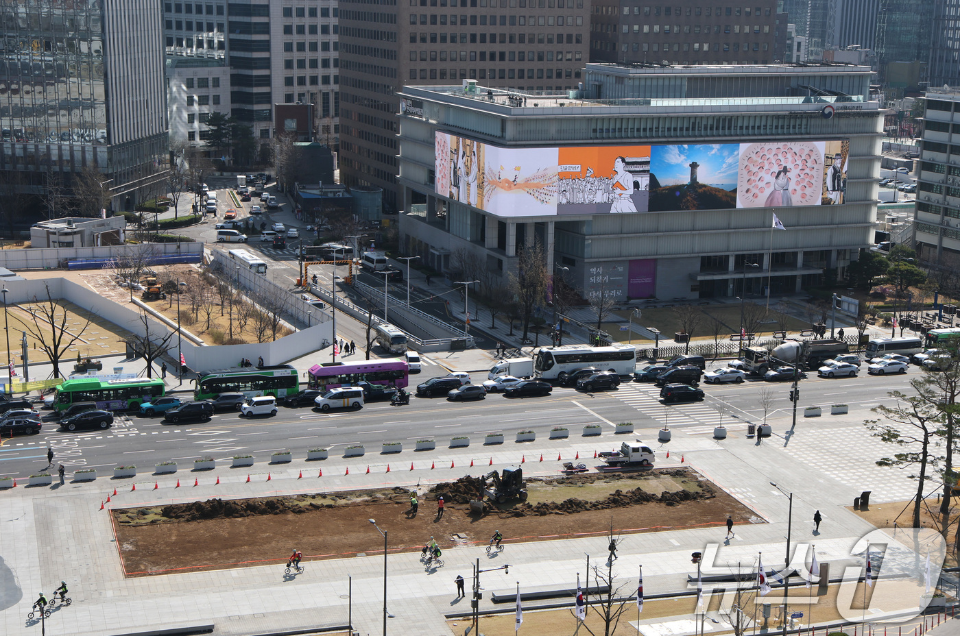 (서울=뉴스1) 임세영 기자 = 31일 서울 종로구 광화문광장에서 작업자들이 잔디를 교체하고 있다.이번 잔디 교체는 봄맞이 겸 지난 21일 방탄소년단(BTS) 광화문광장 'BTS …