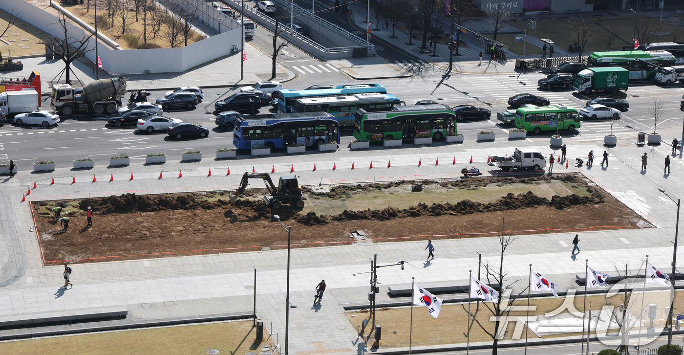 (서울=뉴스1) 임세영 기자 = 31일 서울 종로구 광화문광장에서 작업자들이 잔디를 교체하고 있다.이번 잔디 교체는 봄맞이 겸 지난 21일 방탄소년단(BTS) 광화문광장 'BTS …