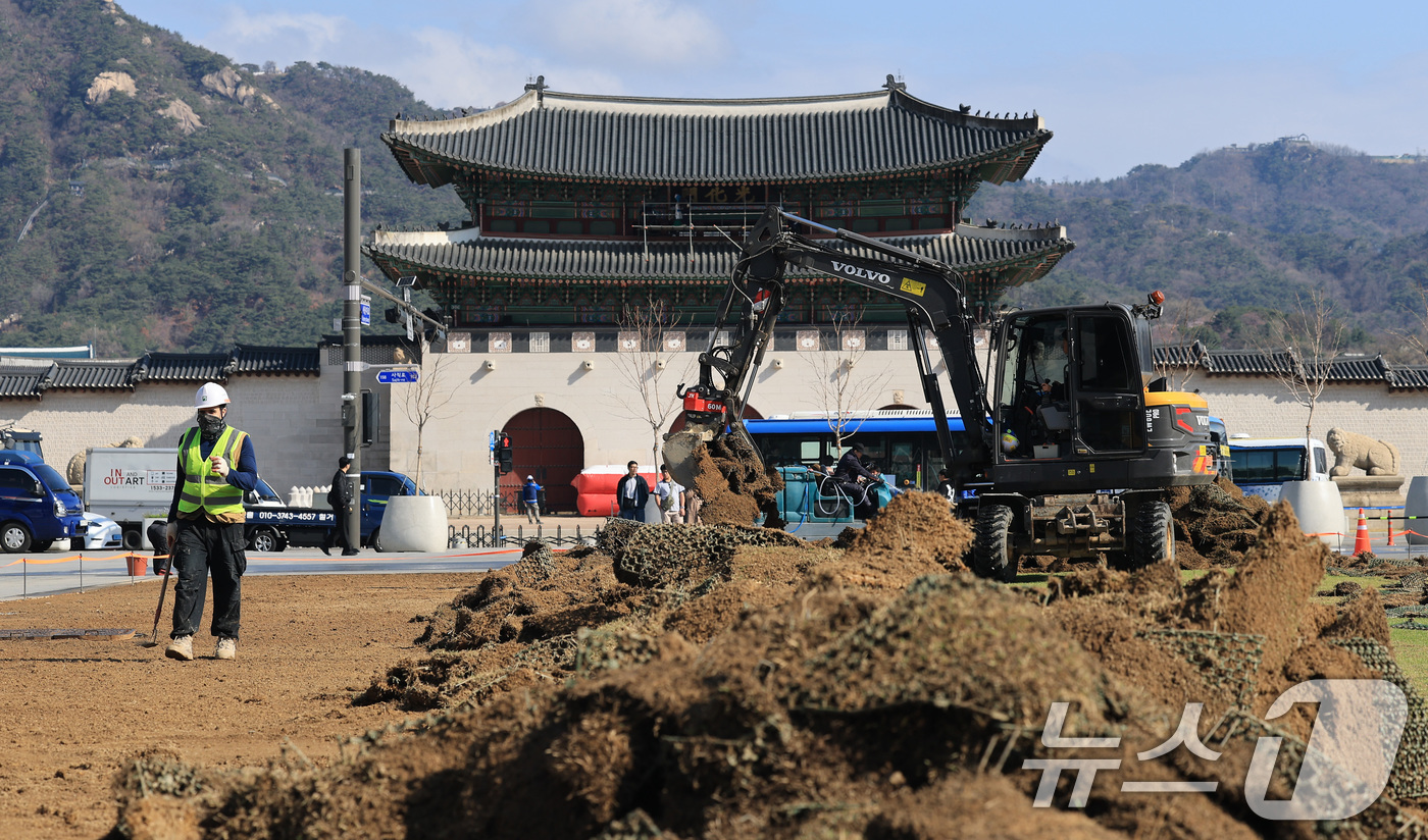 (서울=뉴스1) 임세영 기자 = 31일 서울 종로구 광화문광장에서 작업자들이 잔디를 교체하고 있다.이번 잔디 교체는 봄맞이 겸 지난 21일 방탄소년단(BTS) 광화문광장 'BTS …