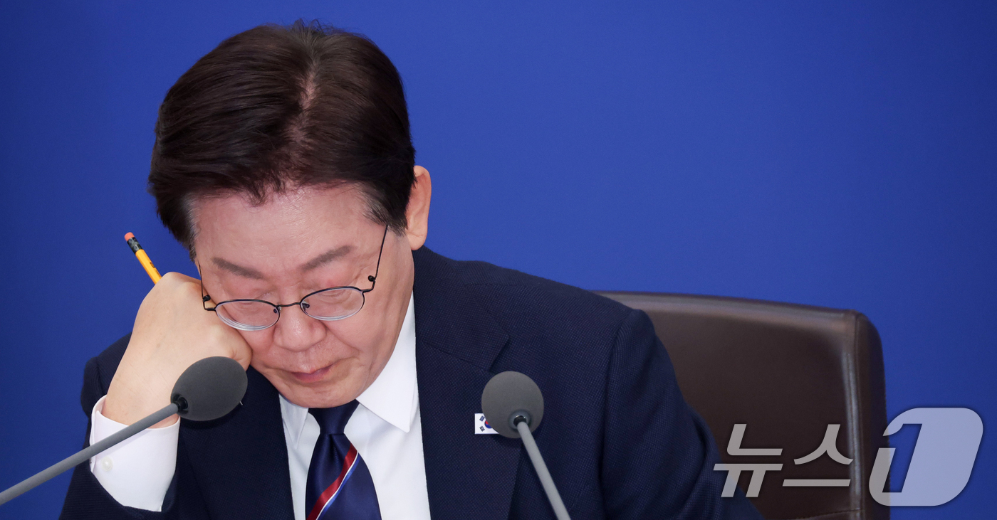 (서울=뉴스1) 이재명 기자 = 이재명 대통령이 31일 청와대에서 열린 국무회의에서 자료를 살펴보고 있다. (청와대통신사진기자단) 2026.3.31/뉴스1