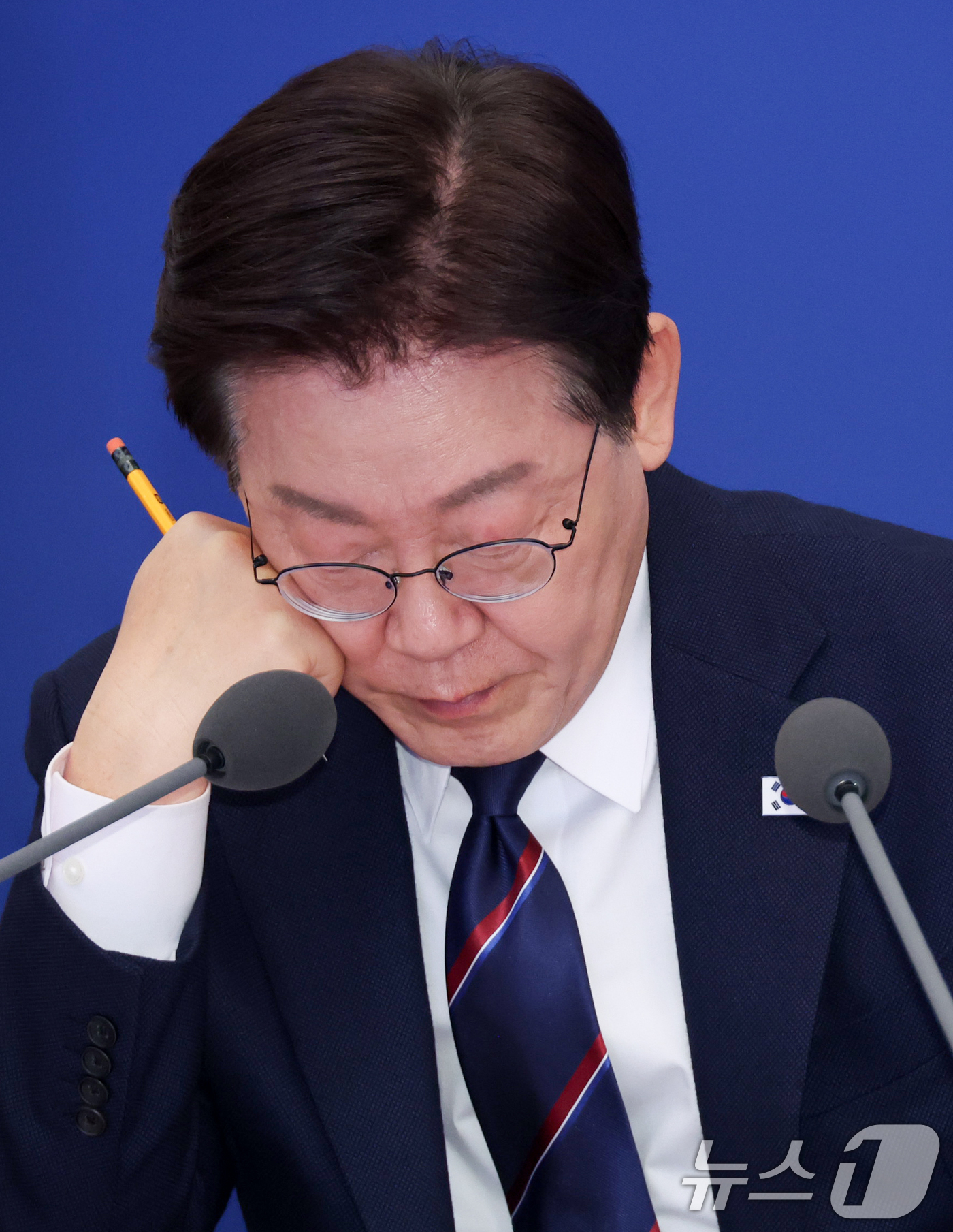 (서울=뉴스1) 이재명 기자 = 이재명 대통령이 31일 청와대에서 열린 국무회의에서 자료를 살펴보고 있다. (청와대통신사진기자단) 2026.3.31/뉴스1