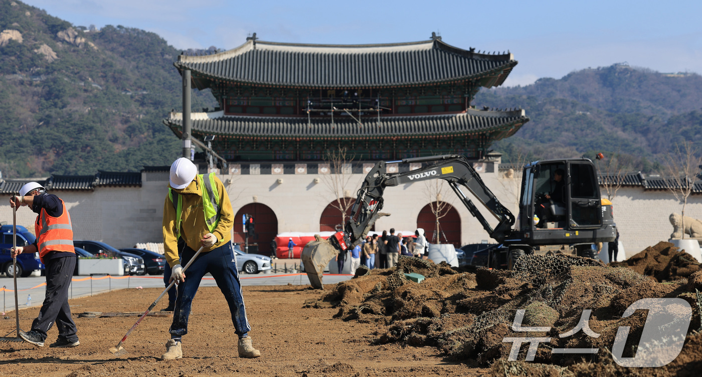 (서울=뉴스1) 임세영 기자 = 31일 서울 종로구 광화문광장에서 작업자들이 잔디를 교체하고 있다.이번 잔디 교체는 봄맞이 겸 지난 21일 방탄소년단(BTS) 광화문광장 'BTS …