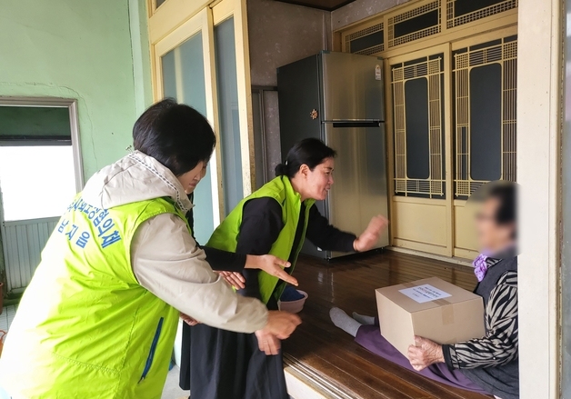 창녕군, 고독·고립 가구 찾아간다…생필품 배달로 안부 확인