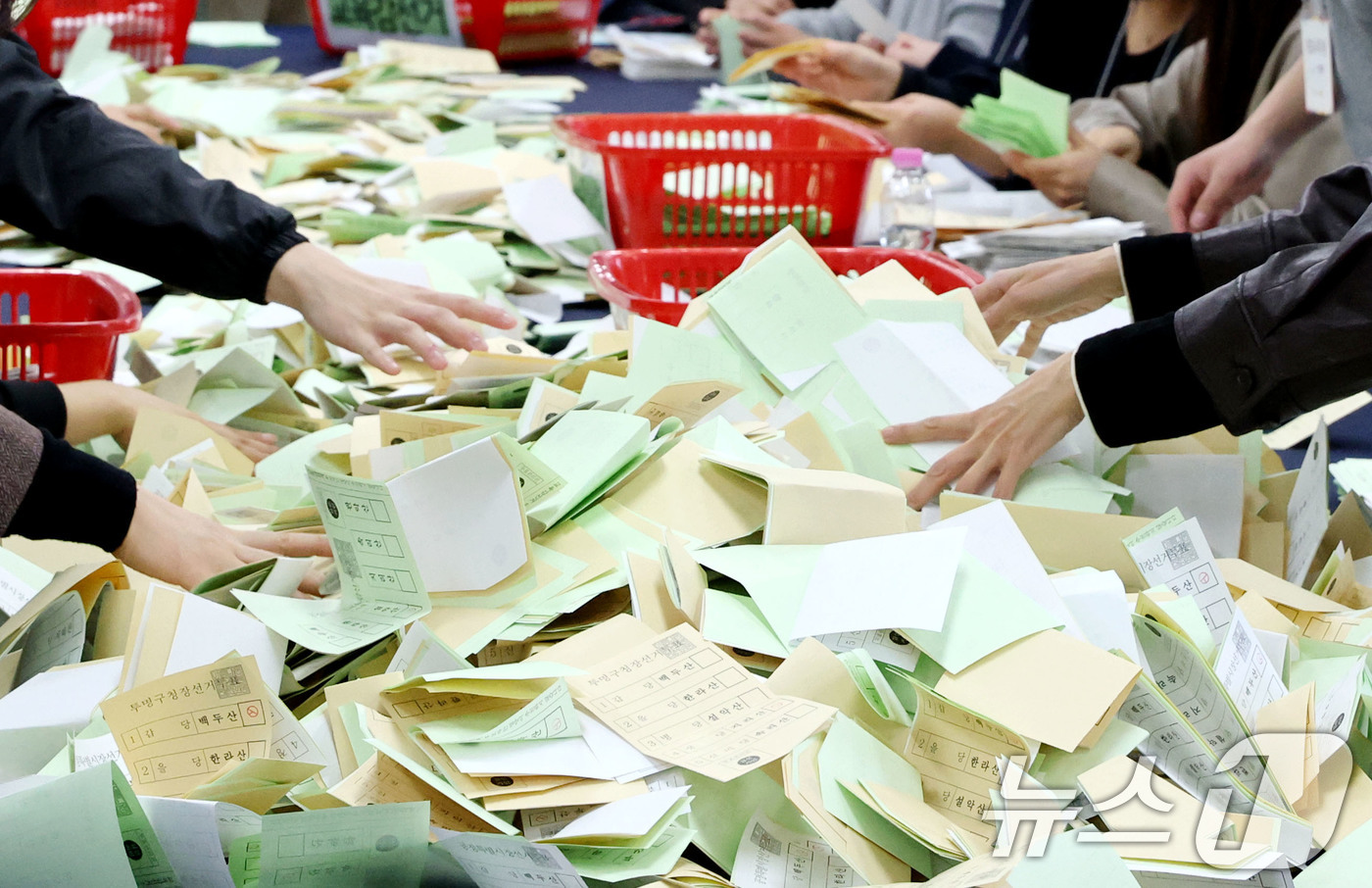 (서울=뉴스1) 이광호 기자 = 31일 오전 서울 종로구 서울시선거관리위원회에서 오는 6월 3일 실시되는 제9회 전국동시지방선거를 대비한 모의개표 실습이 진행되고 있다. 2026. …