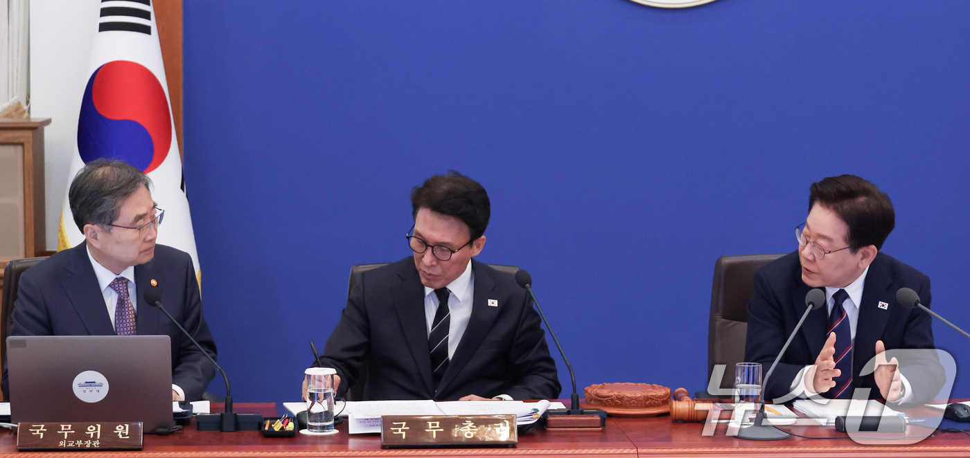 (서울=뉴스1) 이재명 기자 = 이재명 대통령이 31일 청와대에서 열린 국무회의에서 조현 외교부 장관에게 질문하고 있다. (청와대통신사진기자단) 2026.3.31/뉴스1