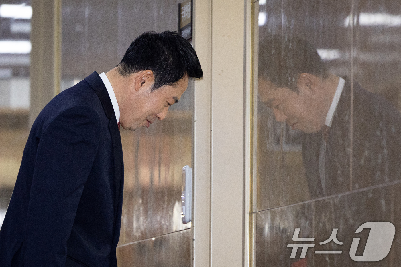 (서울=뉴스1) 유승관 기자 = 장동혁 국민의힘 대표가 31일 서울 여의도 국회에서 개헌 관련 우원식 국회의장과의 비공개 면담을 위해 국회의장실로 들어서고 있다. 2026.3.31 …