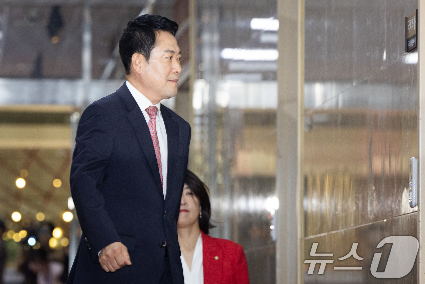 (서울=뉴스1) 유승관 기자 = 장동혁 국민의힘 대표가 31일 서울 여의도 국회에서 개헌 관련 우원식 국회의장과의 비공개 면담을 위해 국회의장실로 들어서고 있다. 2026.3.31 …