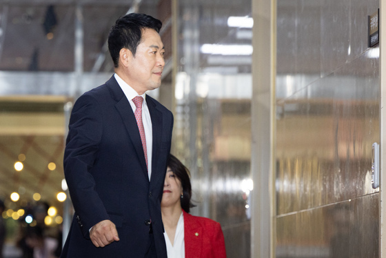 의장실 들어서는 장동혁 국민의힘 대표